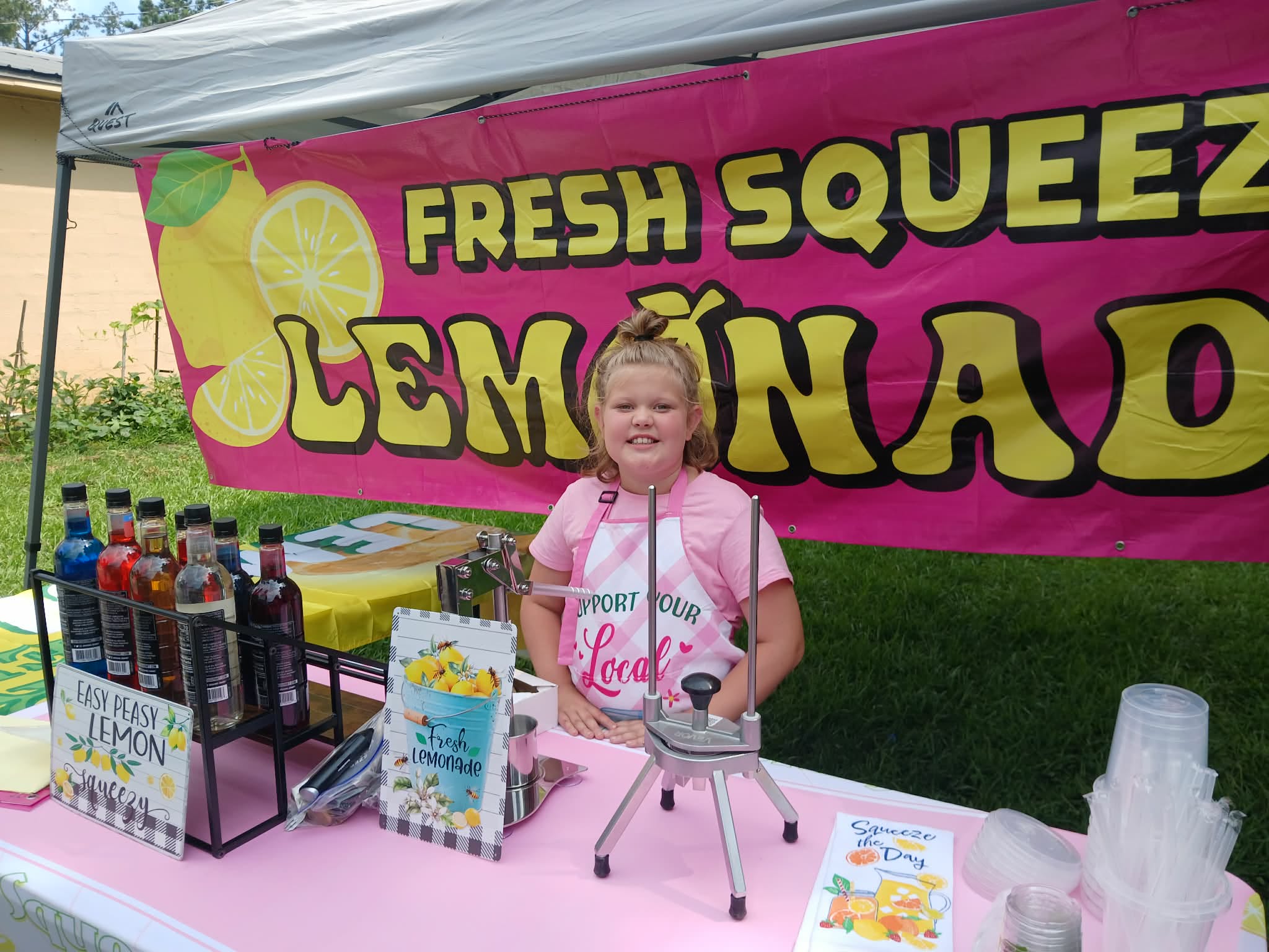 Gracie at the lemonade stand